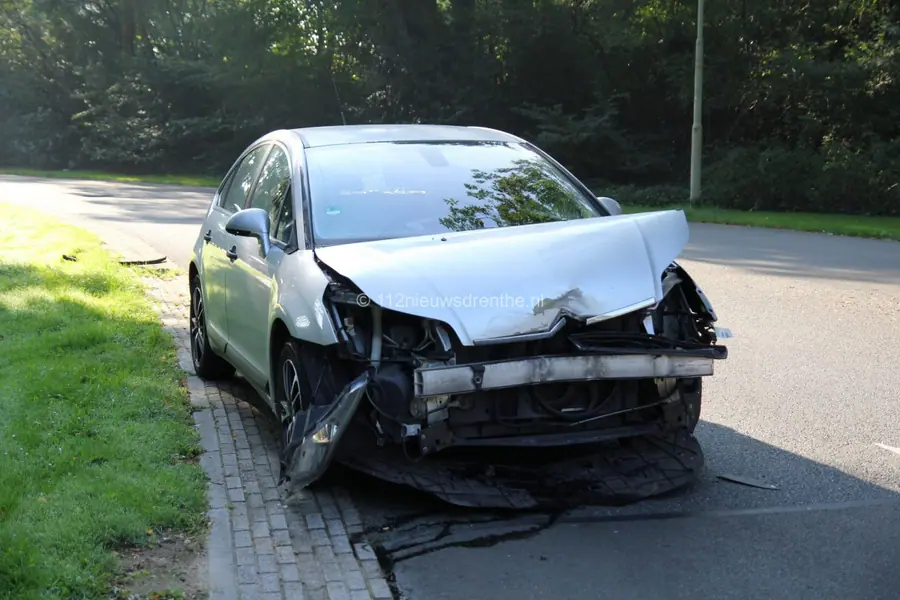 Gewonde bij ongeval op kruising bij Houtweg in Emmen