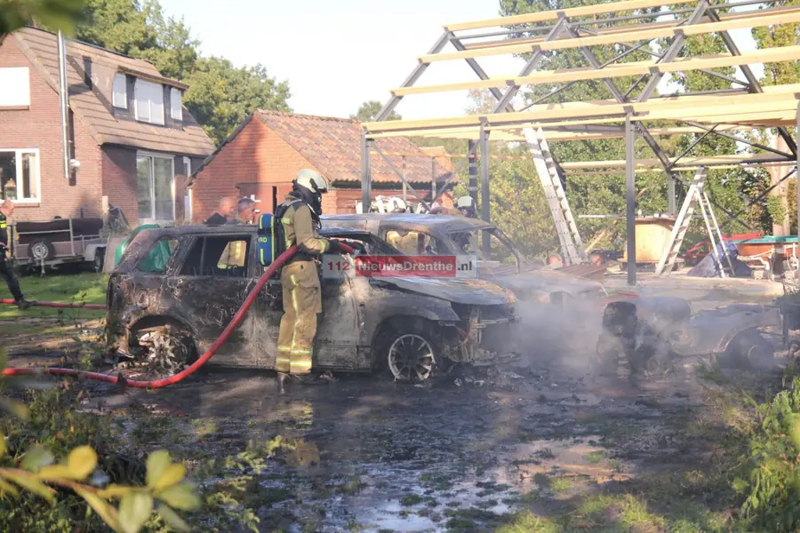 Twee auto’s en een grasmaaier in vlammen op in Nieuw-Schoonebeek