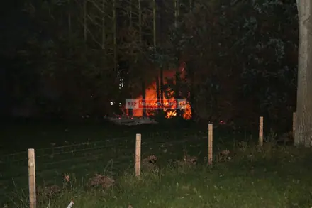 Coniferen in de brand aan de Scheidingsweg in Nieuw-Amsterdam — foto 1 van 4