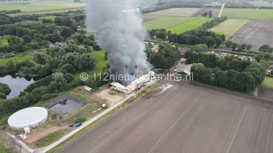 Grote brand in loods aan de Veelerveensterweg in Veelerveen: loods is verloren (update)