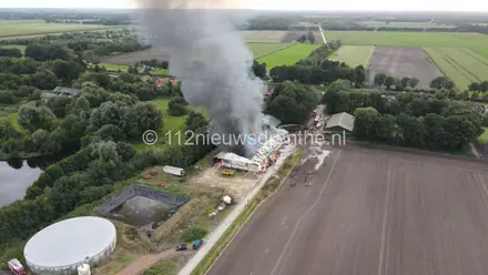 Grote brand in loods aan de Veelerveensterweg in Veelerveen: loods is verloren (update) — foto 3 van 3
