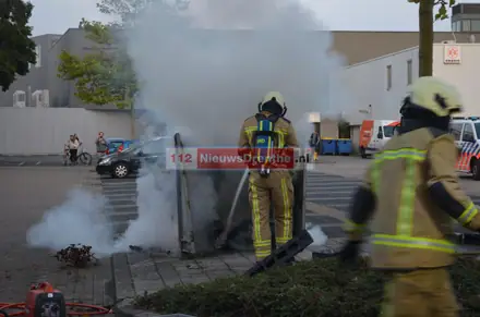 Brand in kledingcontainer blijkt lastig te blussen — foto 3 van 3