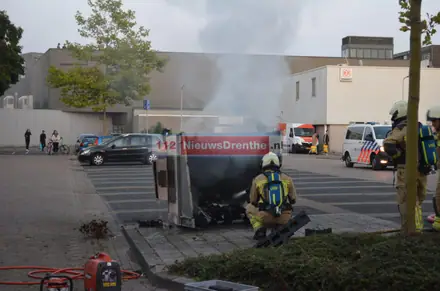Brand in kledingcontainer blijkt lastig te blussen — foto 1 van 3