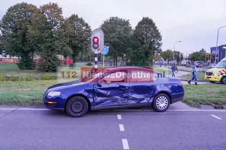 Voertuigen botsen op de Rondweg in Emmen — foto 3 van 3