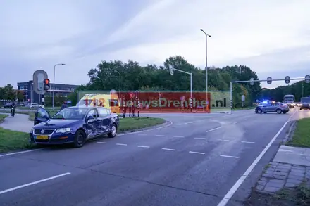 Voertuigen botsen op de Rondweg in Emmen — foto 1 van 3