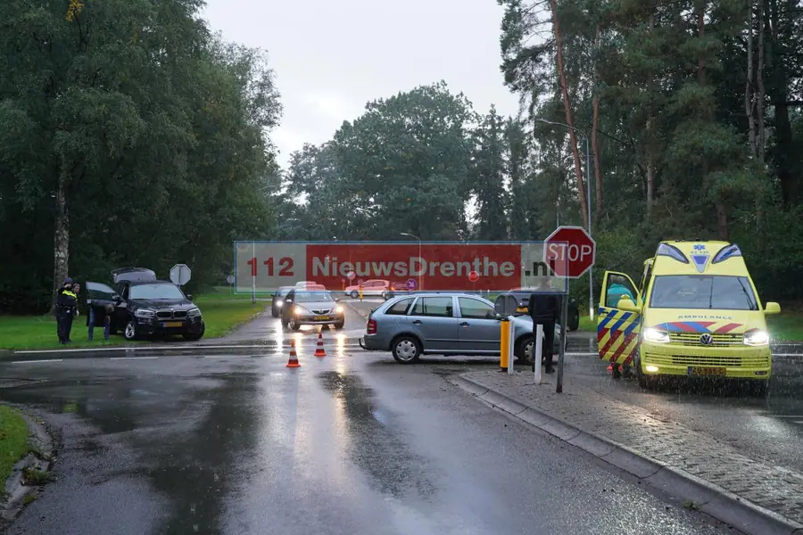 Auto’s botsen op kruising Houtweg Laan van de Bork in Emmen