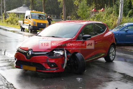 Bestuurder ziet voertuig over het hoofd in Ter-Apel — foto 2 van 3