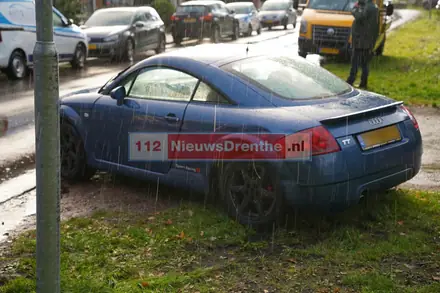 Bestuurder ziet voertuig over het hoofd in Ter-Apel — foto 3 van 3