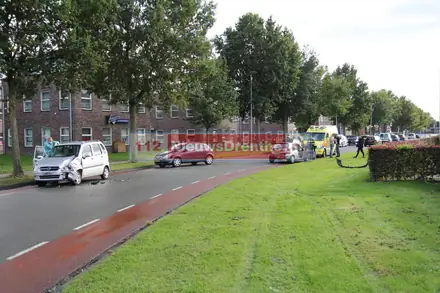 Drie auto’s op elkaar gebotst op de Nijbracht in Emmen — foto 1 van 3