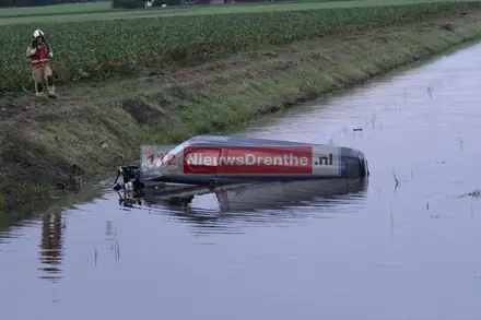 Busje belandt in water bij Erica — foto 5 van 8