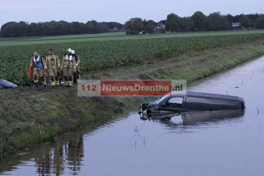 Busje belandt in water bij Erica