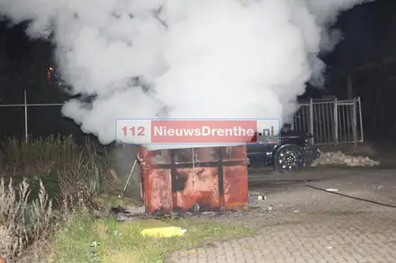 Brandweer rukt uit voor containerbrand in Nieuw-Amsterdam — foto 2 van 4