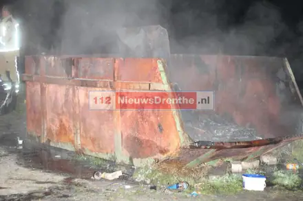 Brandweer rukt uit voor containerbrand in Nieuw-Amsterdam — foto 4 van 4