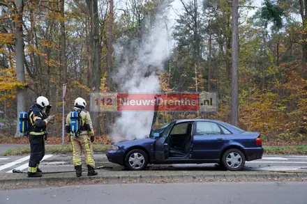 Auto vat vlam op de Boermarkeweg in Emmen — foto 1 van 2