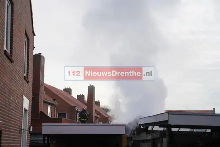 Schuur achter woning brandt uit in Ter-Apel — foto 2 van 5
