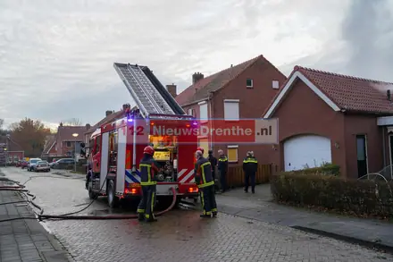 Schuur achter woning brandt uit in Ter-Apel — foto 1 van 5