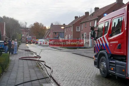 Schuur achter woning brandt uit in Ter-Apel — foto 3 van 5