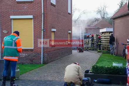 Schuur achter woning brandt uit in Ter-Apel — foto 5 van 5