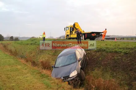Auto raakt van A37 bij Veenoord — foto 2 van 4