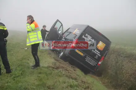 Bestelbus van de weg in Nieuw-Amsterdam — foto 1 van 3