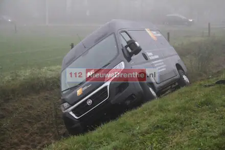 Bestelbus van de weg in Nieuw-Amsterdam — foto 2 van 3