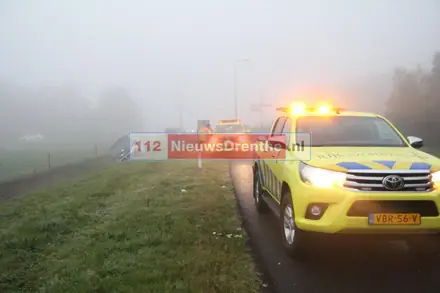 Bestelbus van de weg in Nieuw-Amsterdam — foto 3 van 3