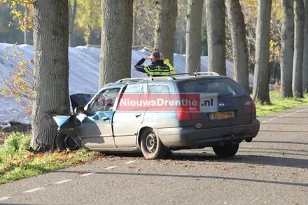 Auto botst tegen boom in ’t Haantje, bestuurder gewond — foto 3 van 3