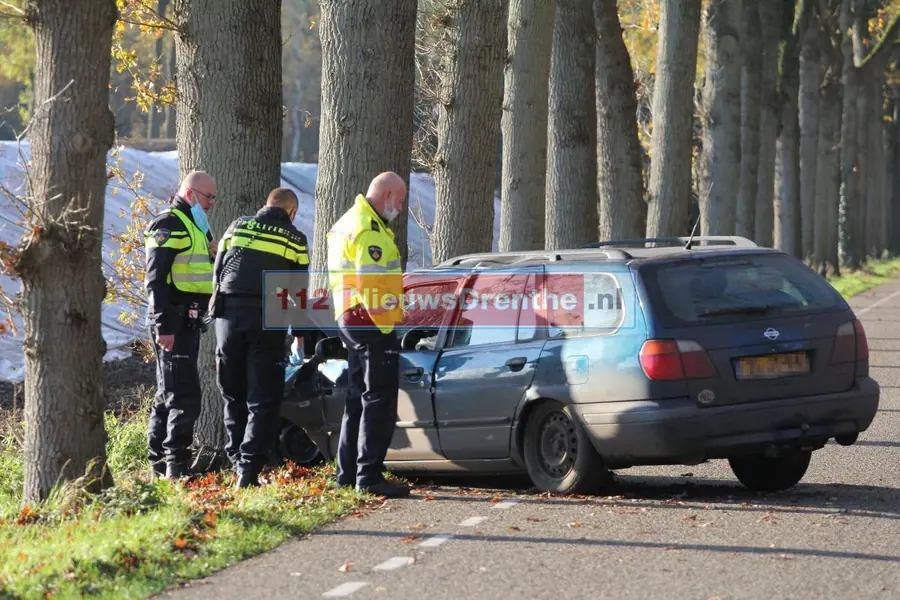 Auto botst tegen boom in ’t Haantje, bestuurder gewond
