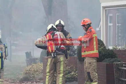 Brand schuur Exloo onder controle, mogelijk asbest vrijgekomen — foto 4 van 5