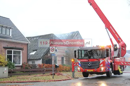 Brand schuur Exloo onder controle, mogelijk asbest vrijgekomen — foto 1 van 5