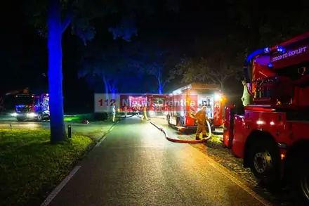 Schuur in lichterlaaie in Roswinkel — foto 2 van 3