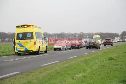 Auto’s in botsing op N381 bij Emmen — foto 1 van 2