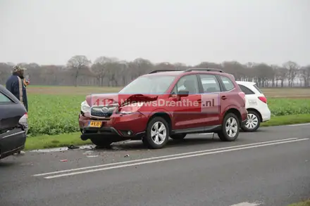 Auto’s in botsing op N381 bij Emmen — foto 2 van 2