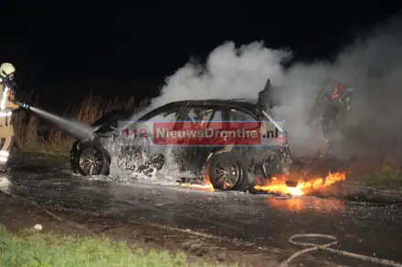 Auto brandt uit in Dalen — foto 1 van 2