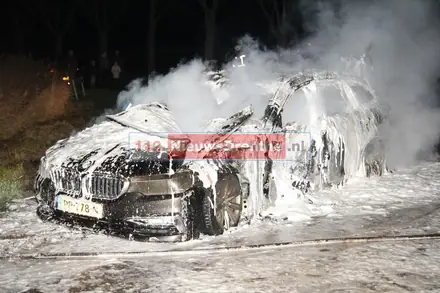Auto brandt uit in Dalen — foto 2 van 2