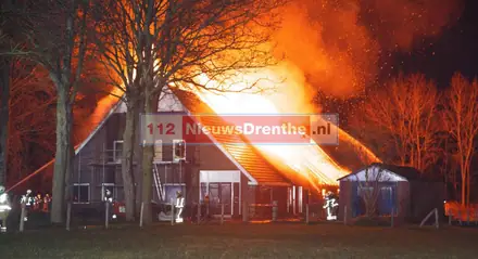 Grote brand in boerderij Gasteren onder controle [Video] — foto 1 van 3