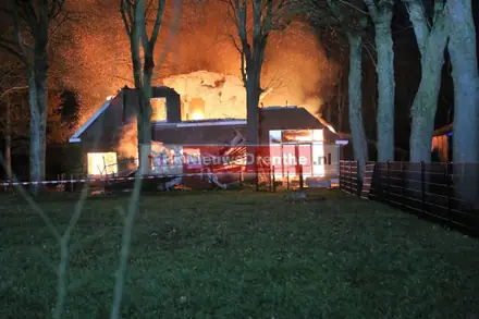 Grote brand in boerderij Gasteren onder controle [Video] — foto 3 van 3