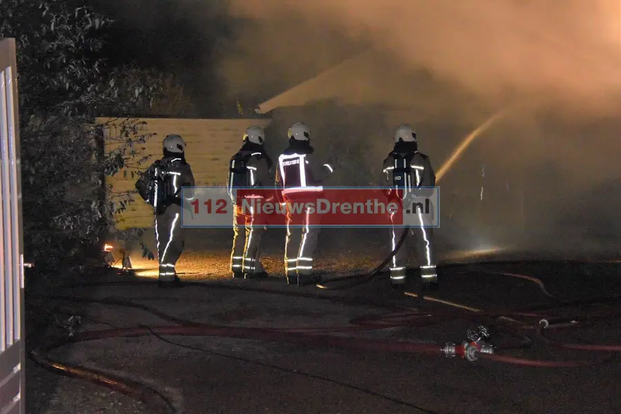 Kapschuur met drie auto’s in de brand aan de Schuinedijk in Fluitenberg