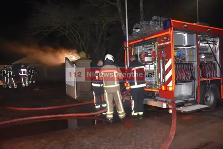 Kapschuur met drie auto’s in de brand aan de Schuinedijk in Fluitenberg — foto 2 van 4