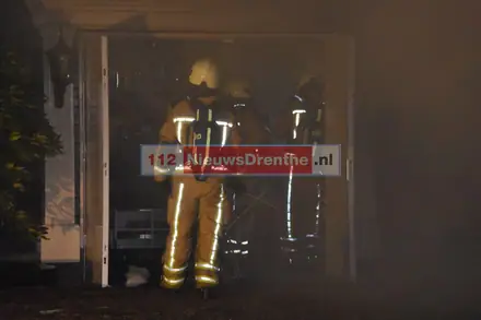 Kapschuur met drie auto’s in de brand aan de Schuinedijk in Fluitenberg — foto 3 van 4