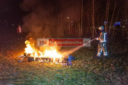 Berg afval in brand op grasveldje in Emmen — foto 1 van 3