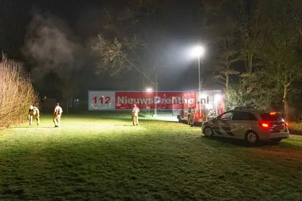 Berg afval in brand op grasveldje in Emmen — foto 3 van 3