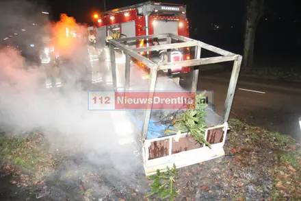 Brandweer blust aanhangwagen op de Dordsestraat in Emmen — foto 1 van 2