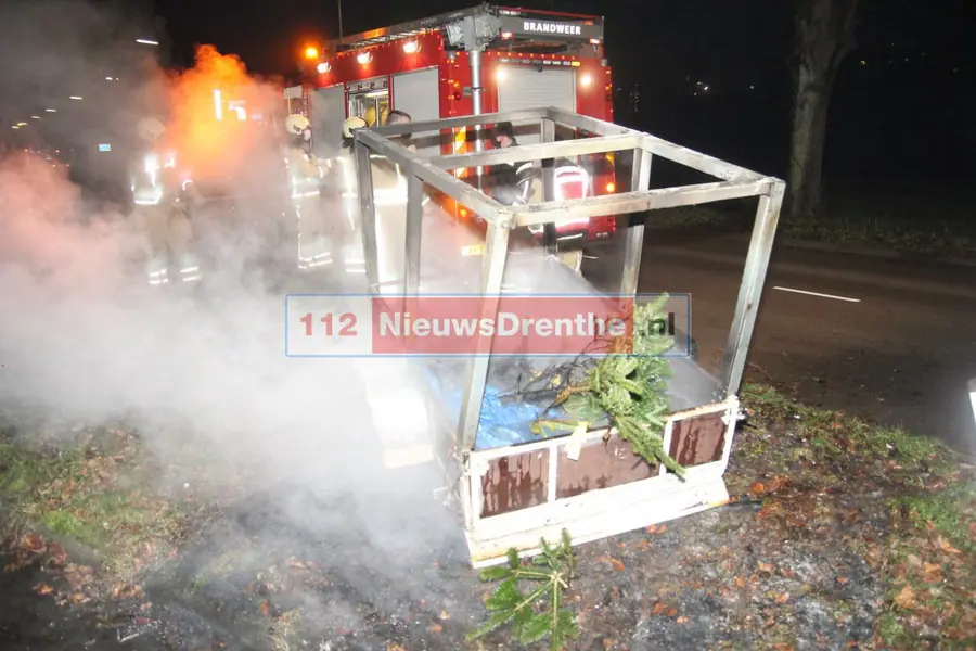 Brandweer blust aanhangwagen op de Dordsestraat in Emmen