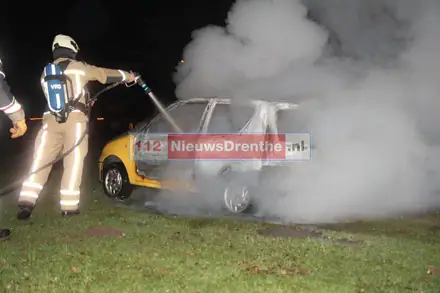 Auto brand uit aan de Eerste Bokslootweg in Emmen — foto 2 van 4