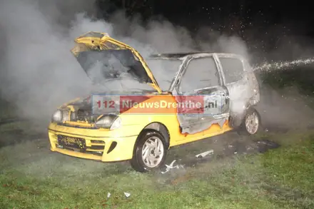 Auto brand uit aan de Eerste Bokslootweg in Emmen — foto 1 van 4