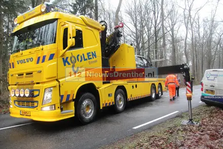 Automobilist gewond op de Boslaan in Emmen — foto 5 van 6
