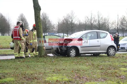 Auto botst tegen boom op de Nijbracht in Emmen — foto 1 van 12