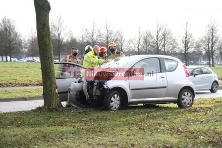 Auto botst tegen boom op de Nijbracht in Emmen — foto 3 van 12