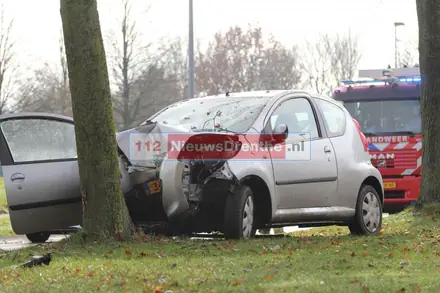 Auto botst tegen boom op de Nijbracht in Emmen — foto 6 van 12